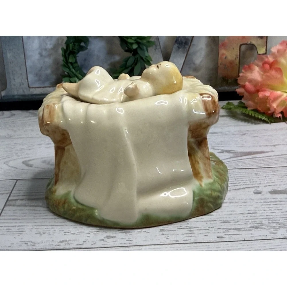 Vintage Baby Jesus In a Manger Holland‎ Mold Ceramic Hand Painted Signed 1970's